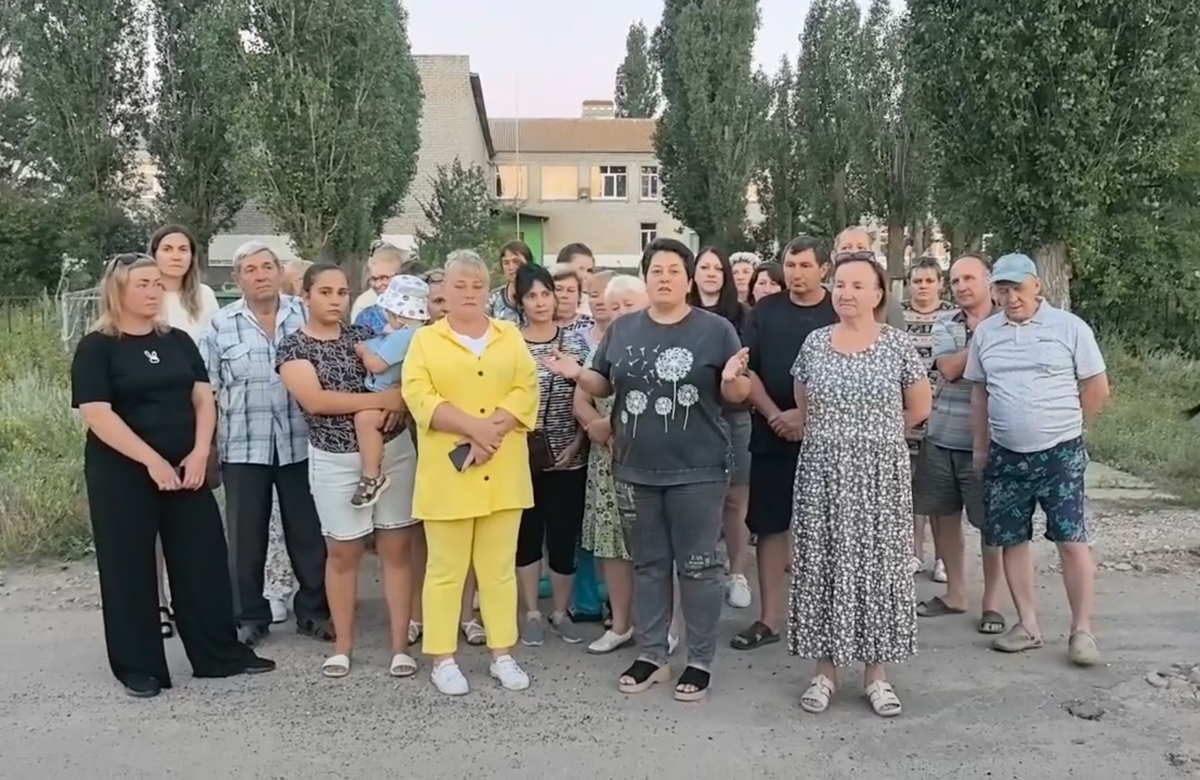 Жители Водного записывают видеообращение к главе Следкома Александру Бастрыкину. Кадр из видео https://dzen.ru/video/watch/6a4a03ef5ec2671d975d4fa6 Жители Водного записывают видеообращение к главе Следкома Александру Бастрыкину. Кадр из видео https://dzen.ru/video/watch/6a4a03ef5ec2671d975d4fa6