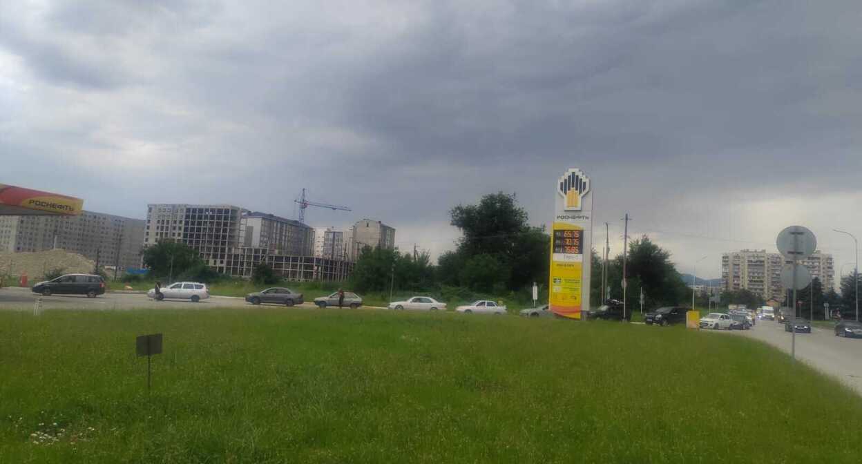 Очередь машин на АЗС "Роснефть" в Нальчике, 7 июля 2026 года. Фото корреспондента "Кавказского узла". 