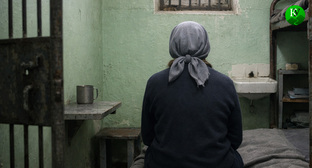 Женщина в камере. Иллюстрация создана «Кавказским узлом» с помощью ИИ в программе Copilot