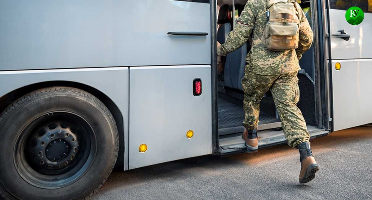 Военный садится в автобус. Иллюстрация создана «Кавказским узлом» с помощью ИИ в программе Copilot