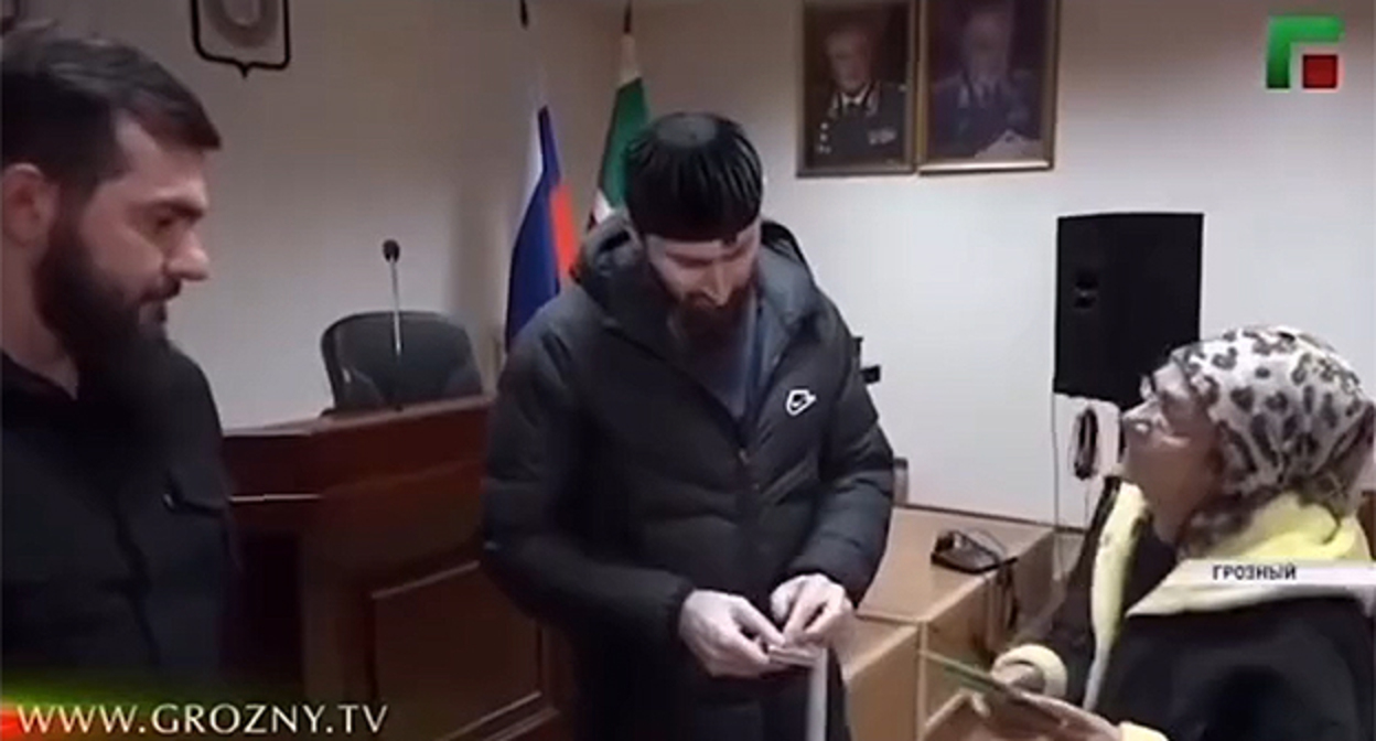 Руководитель Центра исламской медицины Адам Эльжуркаев и жительница Грозного, которой вменено занятие колдовством. Кадр из видео https://www.instagram.com/p/DaqPUA_oNu_ (деятельность компании Meta (владеет Facebook, Instagram и WhatsApp) запрещена в России)
