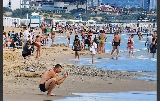 Пляж в Анапе. Скриншот фото из Telegram-канала "Маковозовы" от 15.07.26, https://t.me/makovozovy/64261
