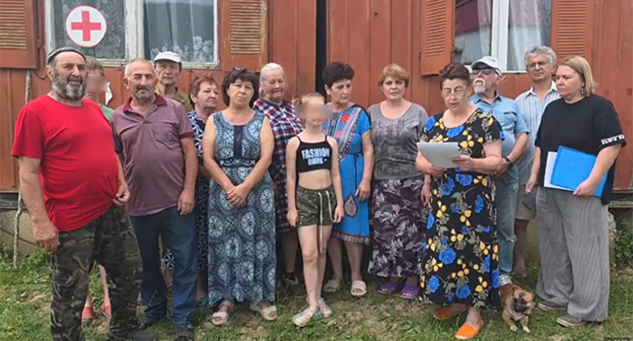 Жители Гунайки Четвёртой записывают видеообращение к властям. Кадр из видео https://vk.ru/wall-240257850_3 Жители Гунайки Четвёртой записывают видеообращение к властям. Кадр из видео https://vk.ru/wall-240257850_3