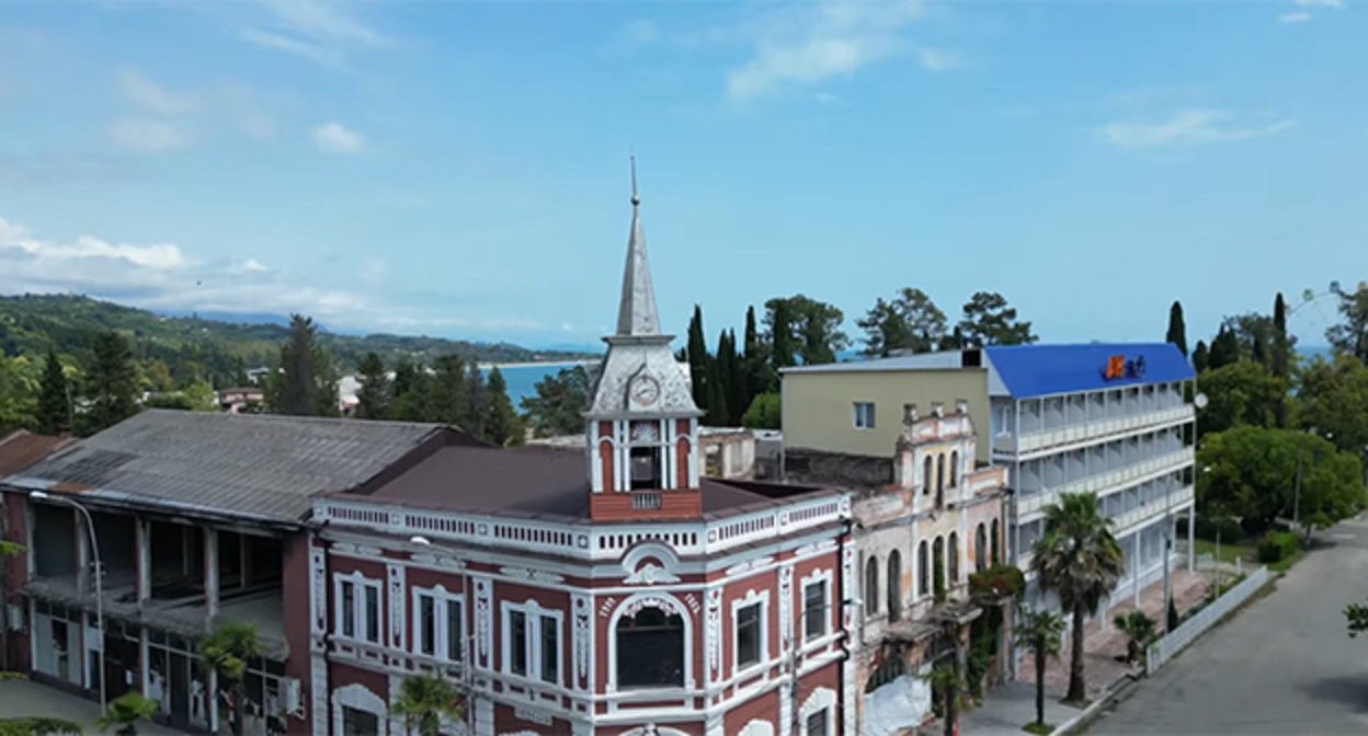 Вид на Гудауту. Кадр из видео https://www.youtube.com/watch?v=K3C28l8K3WY Вид на Гудауту. Кадр из видео https://www.youtube.com/watch?v=K3C28l8K3WY