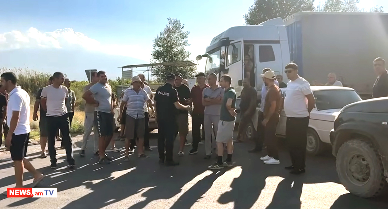 Жители Армении блокируют трассу Ереван – Ерасх. Кадр из видео https://www.youtube.com/watch?v=9QCq9G5VaJE Жители Армении блокируют трассу Ереван – Ерасх. Кадр из видео https://www.youtube.com/watch?v=9QCq9G5VaJE