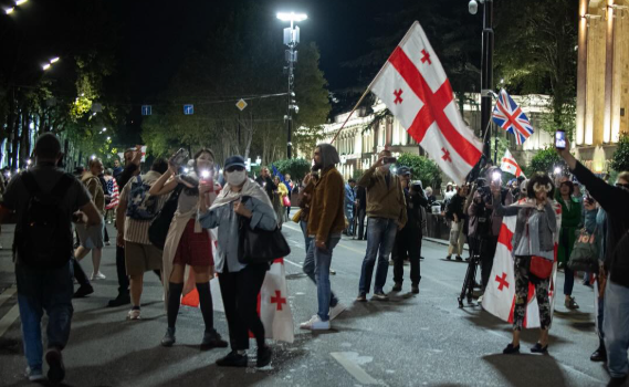 Участники протестов в Тбилиси. Скриншот публикации https://www.facebook.com/photo?fbid=15524914261 (деятельность компании Meta, владеющей соцсетью, запрещена в России). Участники протестов в Тбилиси. Скриншот публикации https://www.facebook.com/photo?fbid=15524914261 (деятельность компании Meta, владеющей соцсетью, запрещена в России).