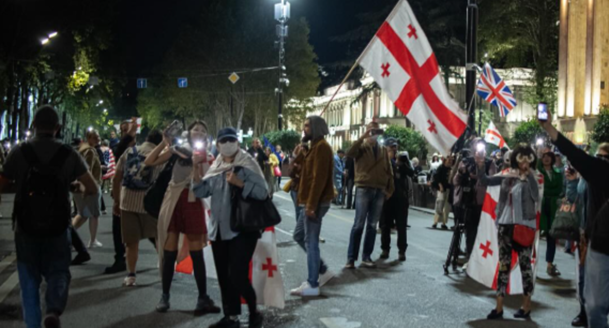 Участники протестов в Тбилиси. Скриншот публикации https://www.facebook.com/photo?fbid=15524914261 (деятельность компании Meta, владеющей соцсетью, запрещена в России).