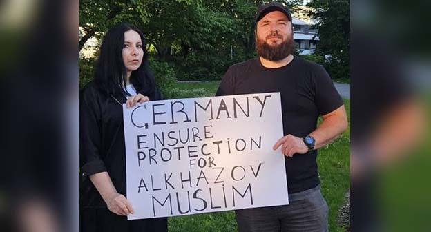 Участники пикета в поддержку Муслима Алхазова. Скриншот изображения на странице https://www.facebook.com/profile.php?id=61588263911571 (деятельность компании Meta (владеет Facebook, Instagram и WhatsApp) запрещена в России) Участники пикета в поддержку Муслима Алхазова. Скриншот изображения на странице https://www.facebook.com/profile.php?id=61588263911571 (деятельность компании Meta (владеет Facebook, Instagram и WhatsApp) запрещена в России)