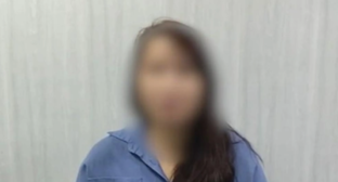 Одна из девушек приносит извинения. Скриншот видео https://v1.ru/text/gorod/2026/08/01/76565957/ от 01.08.26
