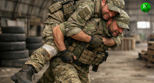 Военный несет раненного. Иллюстрация создана «Кавказским узлом» с помощью ИИ в программе Copilot