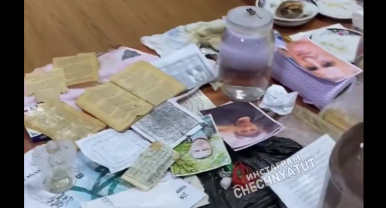 Изъятые у гадалок вещи. Стоп-кадр видео "Тут Чечня" от 07.08.26, https://t.me/tutchechnya/8185. Изъятые у гадалок вещи. Стоп-кадр видео "Тут Чечня" от 07.08.26, https://t.me/tutchechnya/8185.