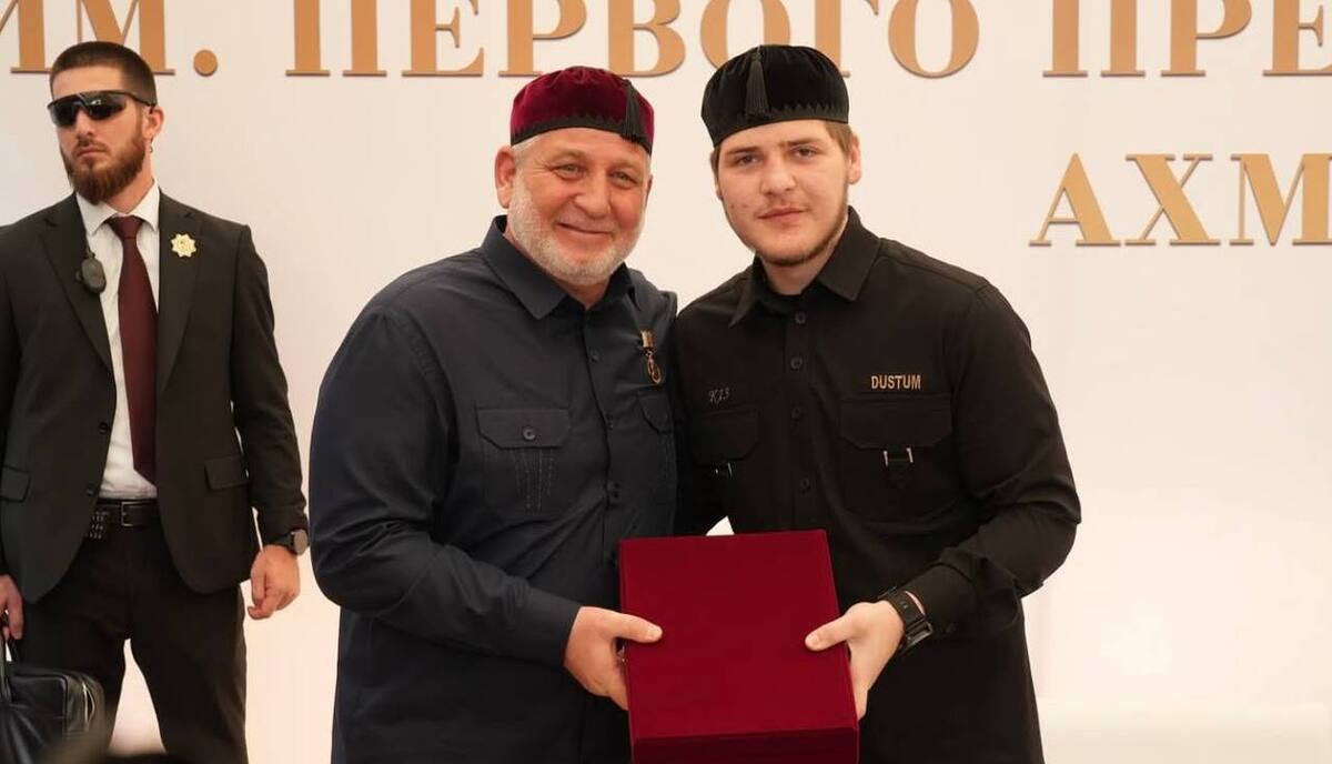 Адам Кадыров получил звание "Почетный гражданин Курчалоевского района". Фото: пресс-служба Совбеза Чечни / Telegram Адам Кадыров получил звание "Почетный гражданин Курчалоевского района". Фото: пресс-служба Совбеза Чечни / Telegram