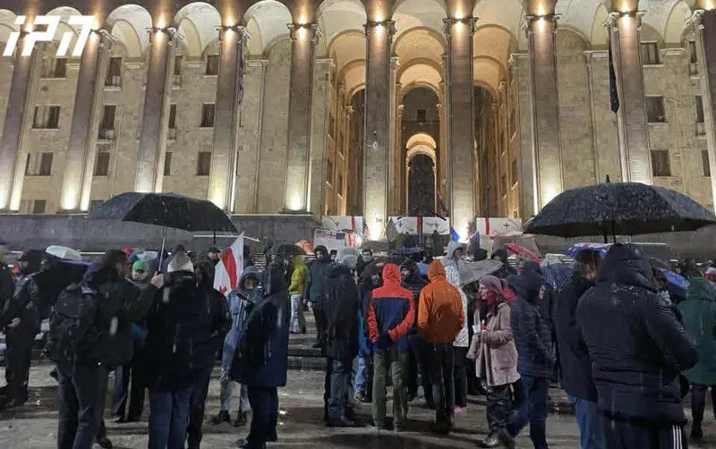 Участники акции у парламента Грузии. Фото: Interpressnews / https://www.interpressnews.ge/ka/article/85966-parlamenttan-saprotesto-akcia-mimdinareobs Участники акции у парламента Грузии. Фото: Interpressnews / https://www.interpressnews.ge/ka/article/85966-parlamenttan-saprotesto-akcia-mimdinareobs