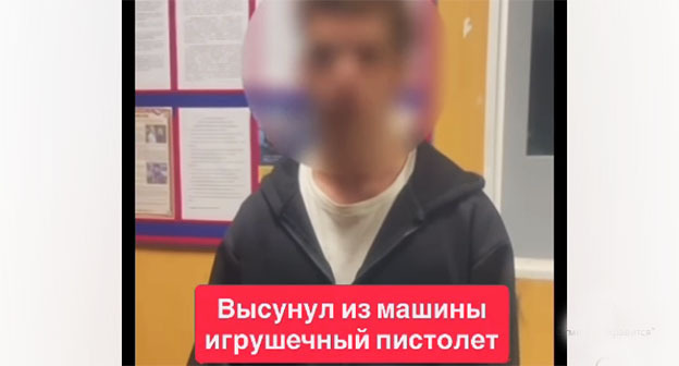 Кадр видео извинений за инцидент с игрушечным пистолетом. 17 августа 2026 г. Скриншот видео https://www.instagram.com/reels/DcJBxPYooJs/ принадлежит компании Meta деятельность которой запрещена в России Кадр видео извинений за инцидент с игрушечным пистолетом. 17 августа 2026 г. Скриншот видео https://www.instagram.com/reels/DcJBxPYooJs/ принадлежит компании Meta деятельность которой запрещена в России
