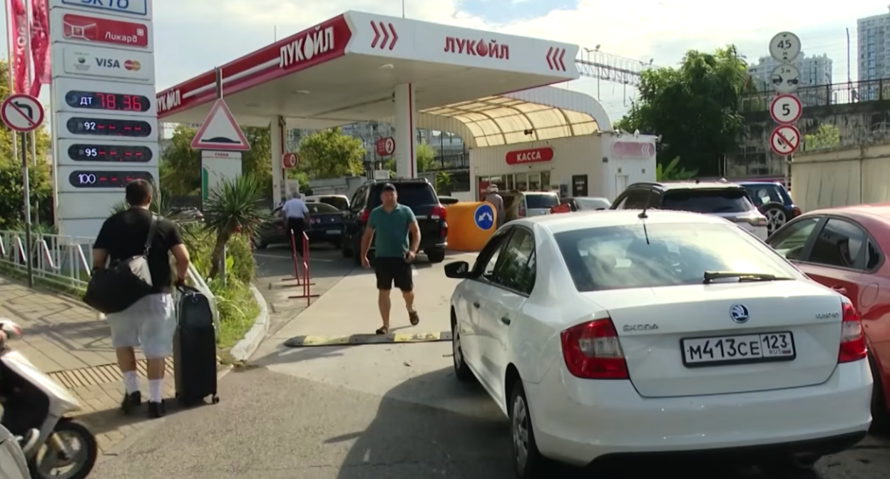 АЗС "Лукойл" на улице Горького. Фото предоставлено "Кавказскому узлу" жителем Сочи. АЗС "Лукойл" на улице Горького. Фото предоставлено "Кавказскому узлу" жителем Сочи.