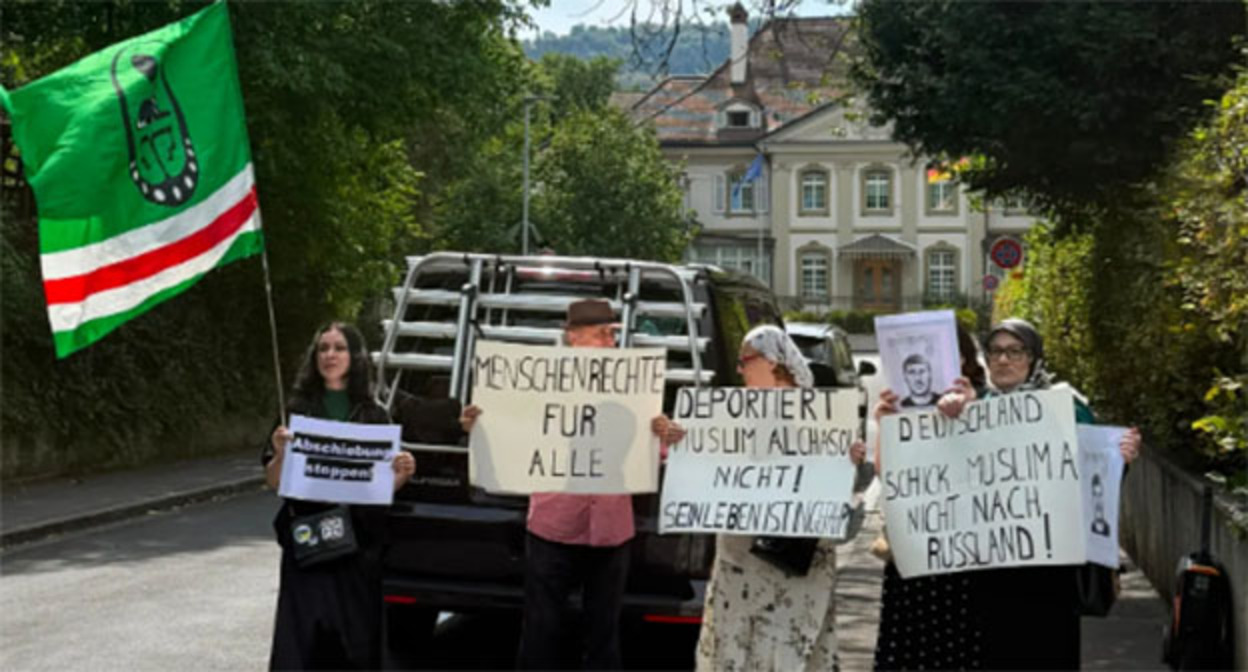 Акция в поддержку уроженцев Чечни, которые оказались под угрозой депортации в Россию. Фото: https://www.instagram.com/p/DcM7jESiIPv/?img_index=1 принадлежит компании Meta деятельность которой запрещена в России Акция в поддержку уроженцев Чечни, которые оказались под угрозой депортации в Россию. Фото: https://www.instagram.com/p/DcM7jESiIPv/?img_index=1 принадлежит компании Meta деятельность которой запрещена в России