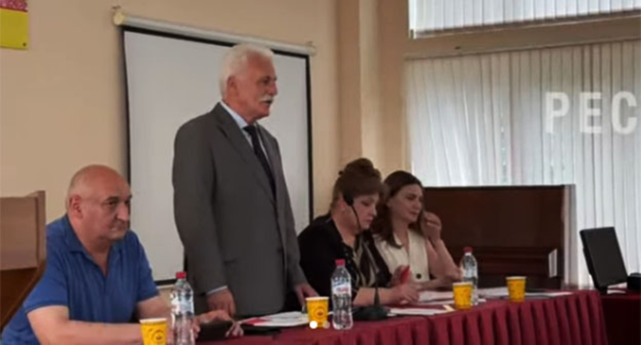Зураб Кокоев (в центре). Скриншот видео https://www.instagram.com/p/DbYANJvDP02/?img_index=1 принадлежит компании Meta деятельность которой запрещена в России Зураб Кокоев (в центре). Скриншот видео https://www.instagram.com/p/DbYANJvDP02/?img_index=1 принадлежит компании Meta деятельность которой запрещена в России