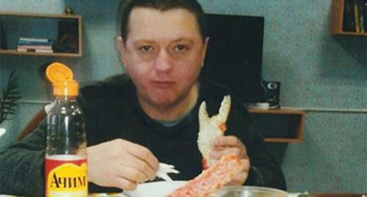 Вячеслав Цеповяз с деликатесами в колонии. Фото: http://www.mzk1.ru/ Вячеслав Цеповяз с деликатесами в колонии. Фото: http://www.mzk1.ru/