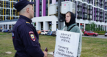 Елена Патяева беседует с сотрудником полиции. Скриншот фото "Слово защите" https://t.me/endoflaw/1183.