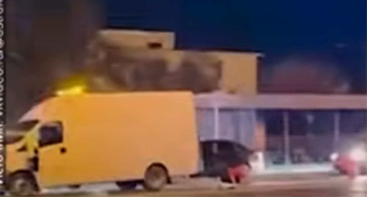 Дорожный рабочий во время намаза в Астрахани. 27 августа 2026 г. Скриншот видео https://t.me/astrakhansu/47017