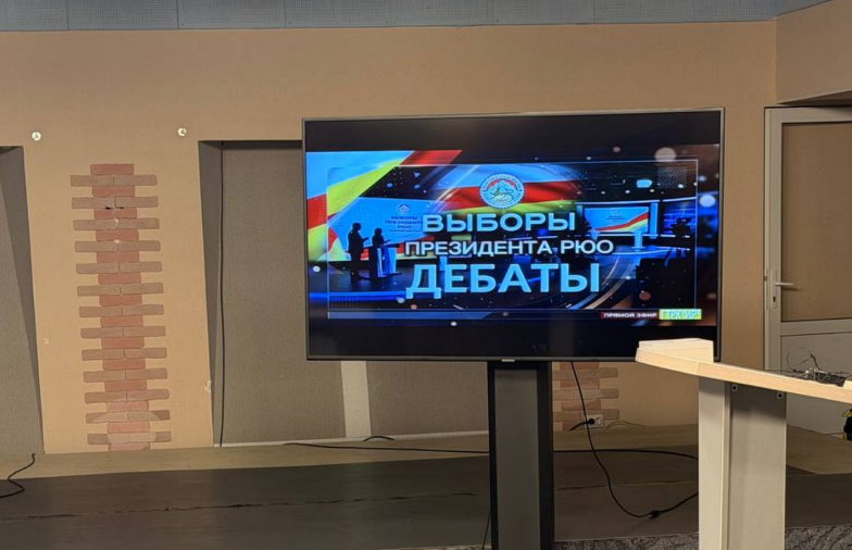 Трансляция дебатов. Скриншот фото из Telegram-канала Марии Котаевой от 29.08.26, https://t.me/m_kot_view/120. Трансляция дебатов. Скриншот фото из Telegram-канала Марии Котаевой от 29.08.26, https://t.me/m_kot_view/120.