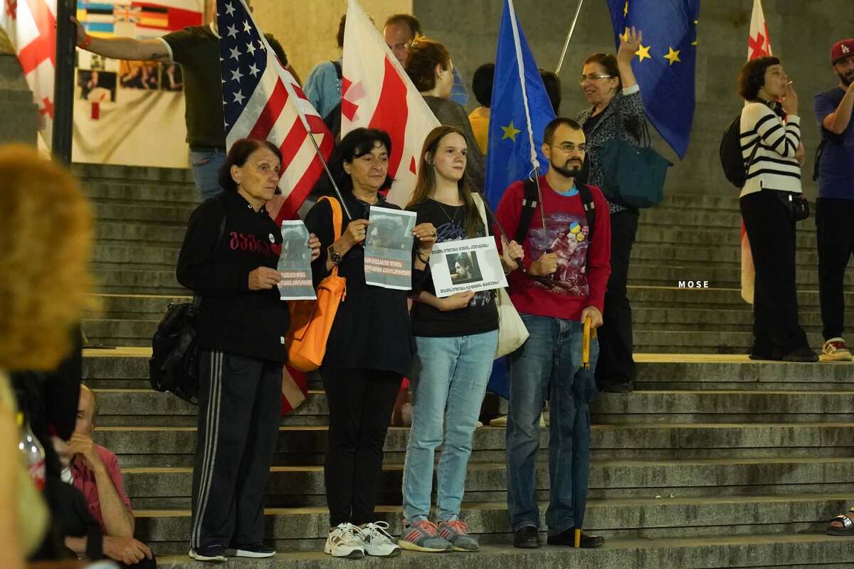 Сторонники евроинтеграции в Тбилиси в 643-й день непрерывных протестов. 1 сентября 2026 г. Фото MO SE/ Facebook - принадлежит компании Meta деятельность которой запрещена в России