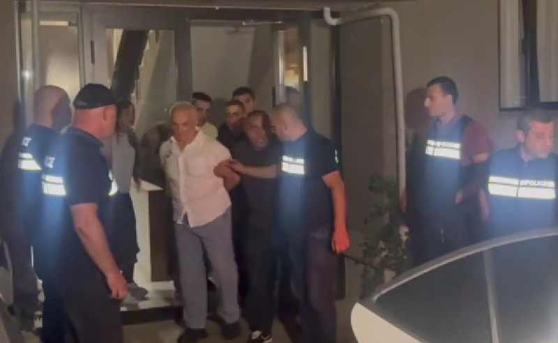 Кадр задержания бизнесмена и зоозащитника Тамаза Элизбарашвили. Фото TV Pirveli/ https://tvpirveli.ge/ka/siaxleebi/sazogadoeba/134418-tamaz-elizbarashvili-dakavebulia Кадр задержания бизнесмена и зоозащитника Тамаза Элизбарашвили. Фото TV Pirveli/ https://tvpirveli.ge/ka/siaxleebi/sazogadoeba/134418-tamaz-elizbarashvili-dakavebulia