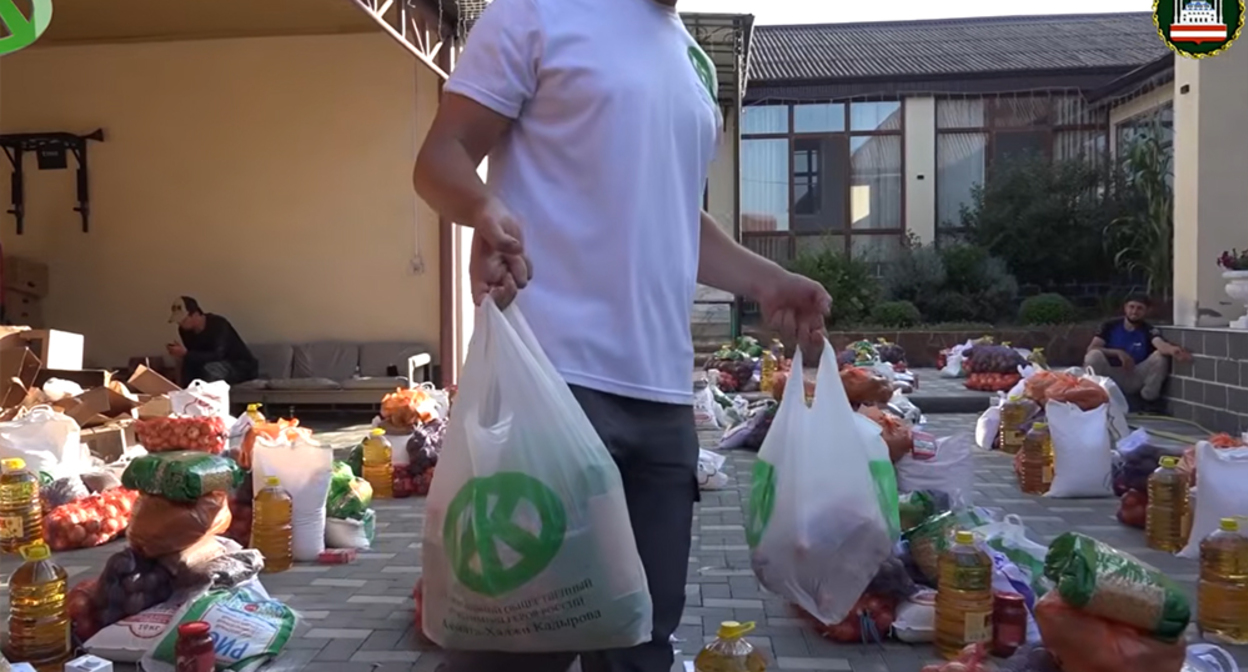 Продуктовая помощь от фонда Кадырова. Кадр из видео в YouTube-канале мэрии Грозного - https://www.youtube.com/watch?v=qVHL7hbVkQ0