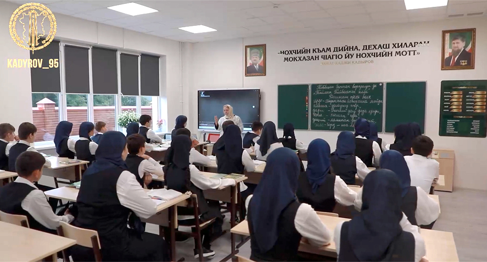 Ученики в школе Шали. Кадр из видео в телеграм-канале Рамзана Кадырова - https://t.me/RKadyrov_95/6893 Ученики в школе Шали. Кадр из видео в телеграм-канале Рамзана Кадырова - https://t.me/RKadyrov_95/6893