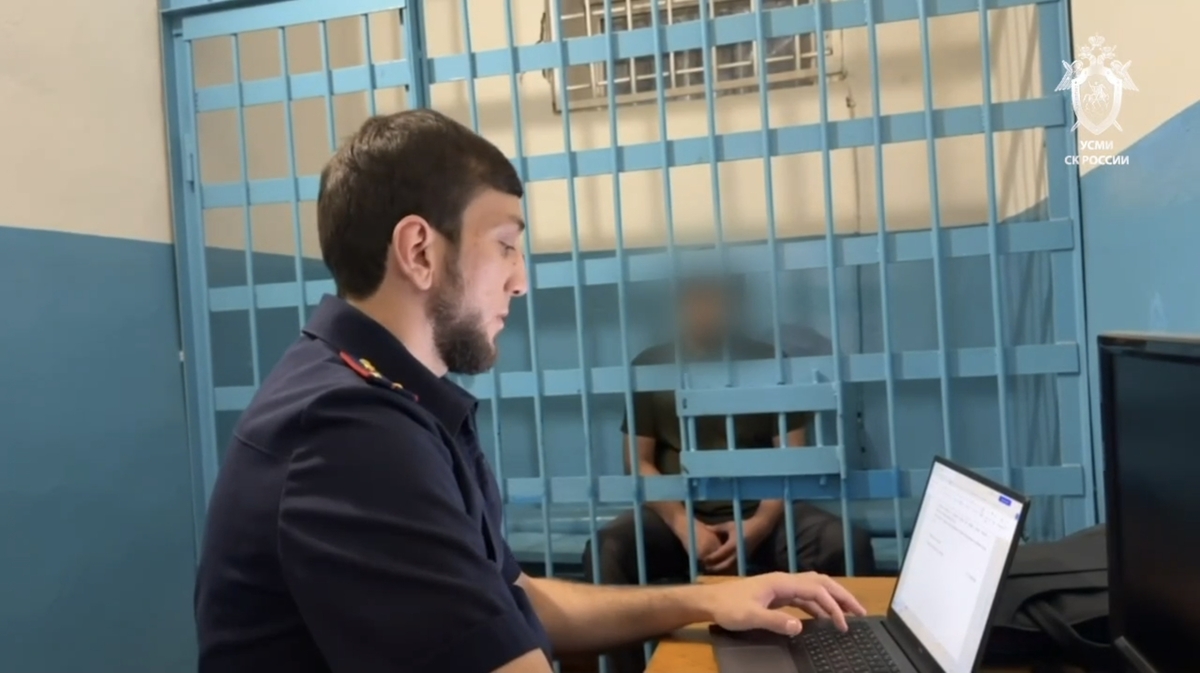 Следователь беседует с задержанным за двойное убийство в Хасавюрте. Кадр видео СКР / Telegram Следователь беседует с задержанным за двойное убийство в Хасавюрте. Кадр видео СКР / Telegram