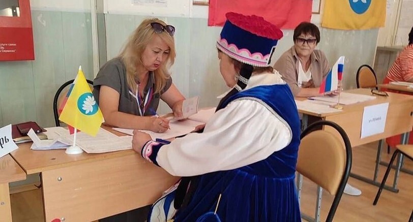 Жительница Калмыкии на избирательном участке. Фото: избирком Калмыкии https://vk.com/wall-205355697_981 Жительница Калмыкии на избирательном участке. Фото: избирком Калмыкии https://vk.com/wall-205355697_981