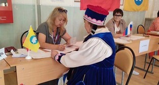 Жительница Калмыкии на избирательном участке. Фото: избирком Калмыкии https://vk.com/wall-205355697_981