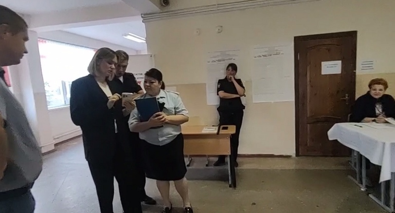 Представители силовой структуры на избирательном участке в Краснодаре. 20 сентября 2026 года. Кадр видео из телеграм-канала "ТИК Западная голосование 2026" https://t.me/tikzapad/94 Представители силовой структуры на избирательном участке в Краснодаре. 20 сентября 2026 года. Кадр видео из телеграм-канала "ТИК Западная голосование 2026" https://t.me/tikzapad/94