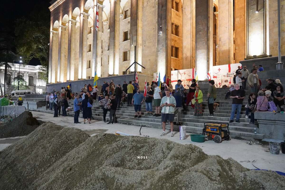 Участники непрерывных акций на Руставели в Тбилиси в 665-й день. Фото: MO SE / Facebook" Участники непрерывных акций на Руставели в Тбилиси в 665-й день. Фото: MO SE / Facebook"