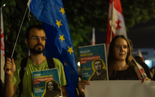 Плакаты в руках активистов. Скриншот фото Publika от 26.09.26, https://www.facebook.com/photo/?fbid=1881655053234036&set=pcb.1881655233234018 (деятельность компании Meta, владеющей соцсетью, запрещена в России). Плакаты в руках активистов. Скриншот фото Publika от 26.09.26, https://www.facebook.com/photo/?fbid=1881655053234036&set=pcb.1881655233234018 (деятельность компании Meta, владеющей соцсетью, запрещена в России).