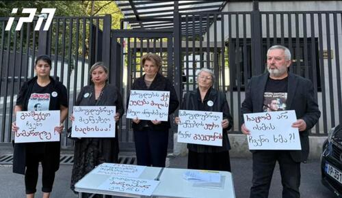 Родственники задержанных участников масштабных протестов в декабре 2024 года. Фото: Tbilisi life / Telegram-канал