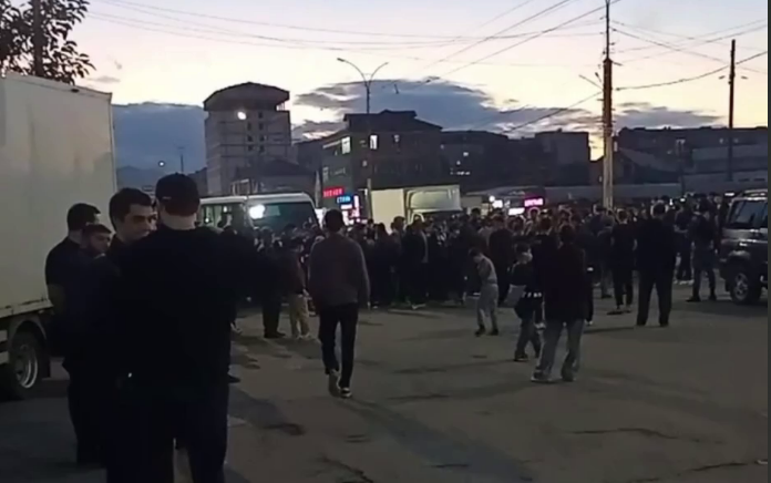 Жители перекрыли движение в Махачкале. Стоп-кадр видео "Спросите у Расула" от 30.09.26, https://t.me/askrasul/71616.