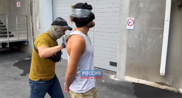 Арест активиста из Туапсе. 1 октября 2026 г. Скриншот видео https://t.me/my_tuapse/39466 Арест активиста из Туапсе. 1 октября 2026 г. Скриншот видео https://t.me/my_tuapse/39466