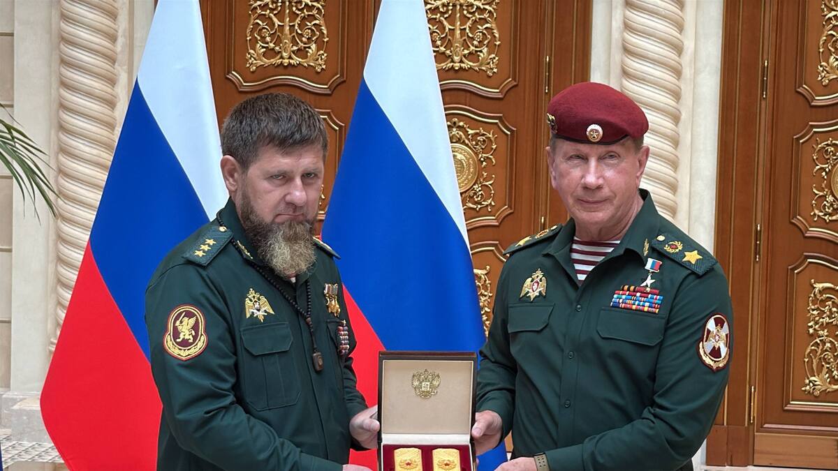 Золотов вручает Кадырову погоны генерала армии. Кадр из видео https://t.me/groznyinform/65947