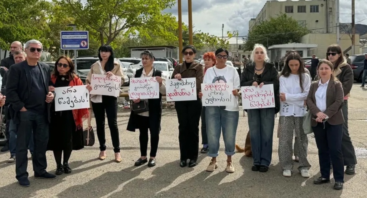 Участники акции в поддержку Георгия Давитадзе. Рустави, 3 октября 2026 года. Фото: "Интерпрессньюс" https://www.interpressnews.ge/ru/article/177942-u-penitentsiarnogo-uchrezhdeniia-no-6-v-rustavi-rodstvenniki-osuzhdennogo-georgiia-davitadze-provodiat-aktsiiu