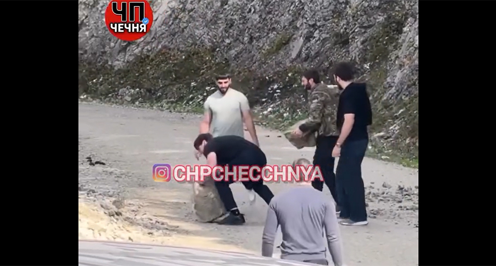 Жители Чечни расчищают дорогу после камнепада. Кадр из видео https://www.instagram.com/p/DeGtucrMjdM (деятельность компании Meta (владеет Facebook, Instagram и WhatsApp) запрещена в России) Жители Чечни расчищают дорогу после камнепада. Кадр из видео https://www.instagram.com/p/DeGtucrMjdM (деятельность компании Meta (владеет Facebook, Instagram и WhatsApp) запрещена в России)