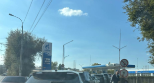 Очередь на одной из АЗС. Скриншот фото Андрея Шарапова из чата "Где бензин, Волгоград", https://t.me/benzinvlg/23771.