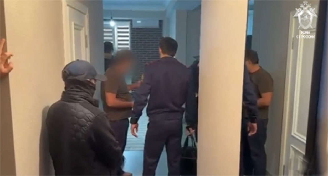 Подозреваемый в превышении полномочий. 14 октября 2026 г. Скриншот видео https://t.me/sledcom_press/32463 Подозреваемый в превышении полномочий. 14 октября 2026 г. Скриншот видео https://t.me/sledcom_press/32463