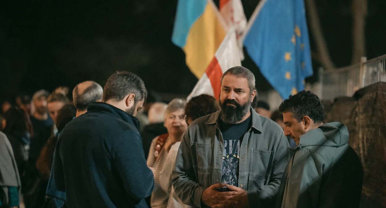 Демонстранты в 686-й день непрерывных протестов в Тбилиси. Фото: Леван Зазадзе / Facebook*. Демонстранты в 686-й день непрерывных протестов в Тбилиси. Фото: Леван Зазадзе / Facebook*.