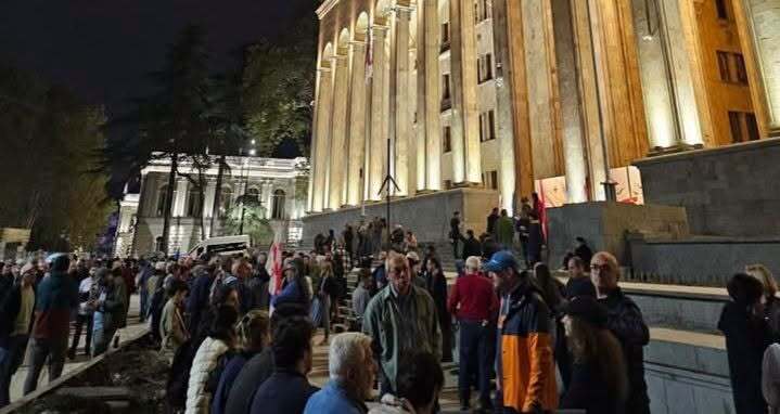 Протестующие у парламента, 20 октября 2026 года. Фото: Giorgi Mumladze / Facebook