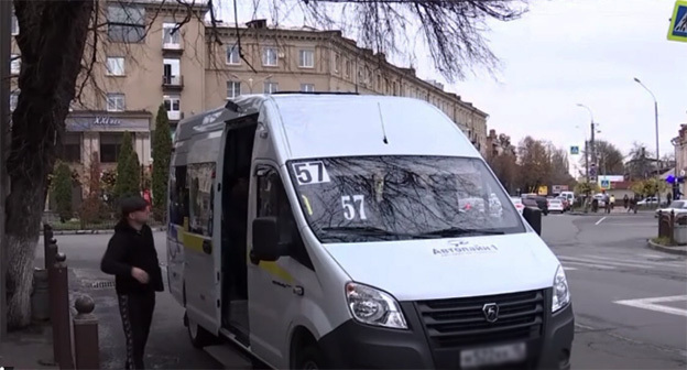 Маршрутка во Владикавказе. Кадр видео "Цена за проезд в маршрутных такси Владикавказа не повысится" https://www.youtube.com/watch?v=xLGcOqoj-6o&t=2s