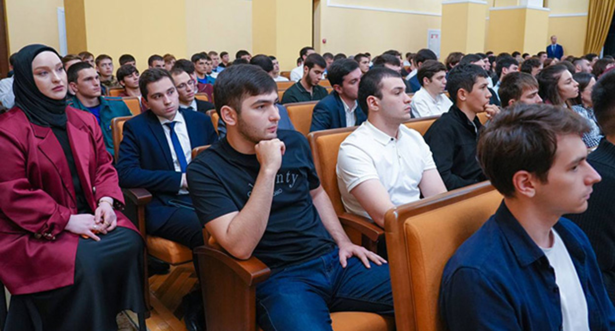 Студенты во время встречи Ахмеда Дудаева во Владикавказе. 10 октября 2026 г. Фото: https://ossetia.news/ Студенты во время встречи Ахмеда Дудаева во Владикавказе. 10 октября 2026 г. Фото: https://ossetia.news/