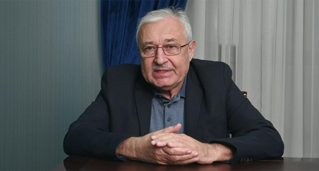 Христофор Мхитарян записывает на камеру публичные извинения перед жителями Абхазии. Кадр из видео в телеграм-канале "Новости | ЧП Абхазия" Христофор Мхитарян записывает на камеру публичные извинения перед жителями Абхазии. Кадр из видео в телеграм-канале "Новости | ЧП Абхазия"