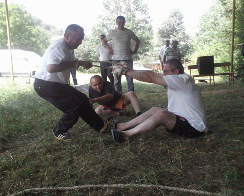 Традиционная армянская игра "Кашоци" ("Перетягивание"). undefined