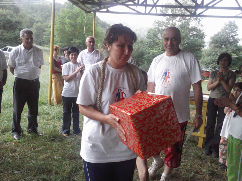 Семья Мелкумянов получают приз на 1 место. undefined